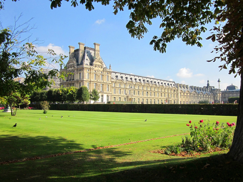 Il palazzo e il parco del Louvre a Parigi