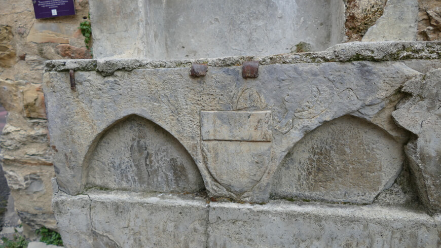 Blocco decorato con blasone dei conti di Ventimiglia riutilizzato come vasca di fontana (Cenova)