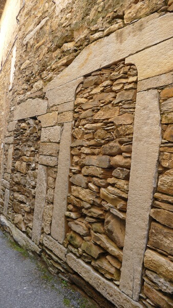 Due porte murate rialzate da terra formate da grossi blocchi di pietra non combacianti fra loro (Cenova)