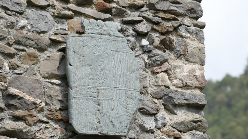 Resto di stemma inserito sui ruderi del castello Lascaris (Briga)
